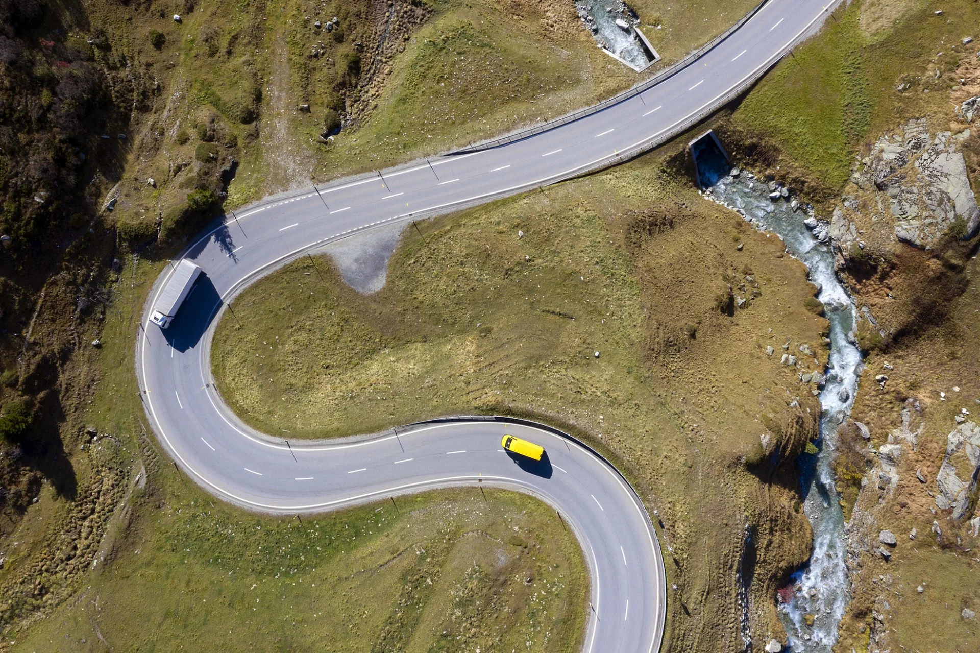 Luftaufnahme einer kurvenreichen Bergstrasse