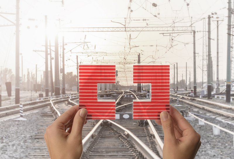 Bahnschienen mit SERV-Klammer Bild von Bahnschienen und SERV-Klammer