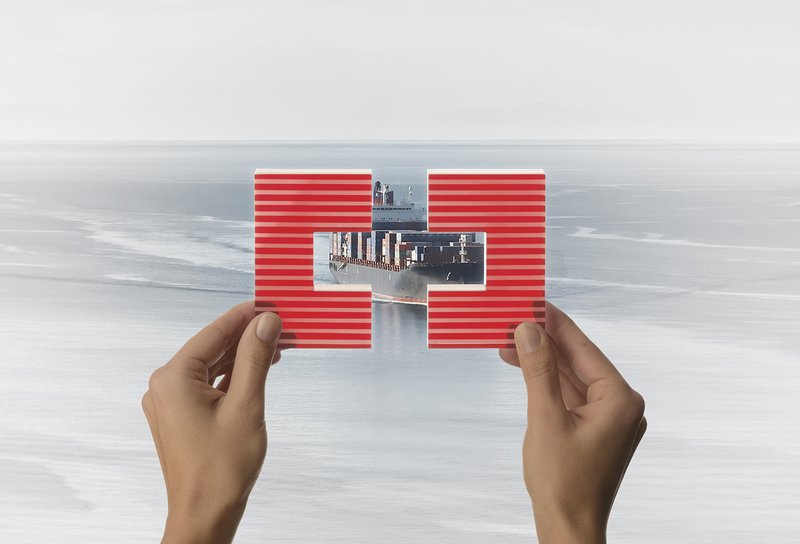 Headerbild Containerschiff mit SERV-Klammer Bild von einem Containerschiff auf dem Meer mit der SERV-Klammer