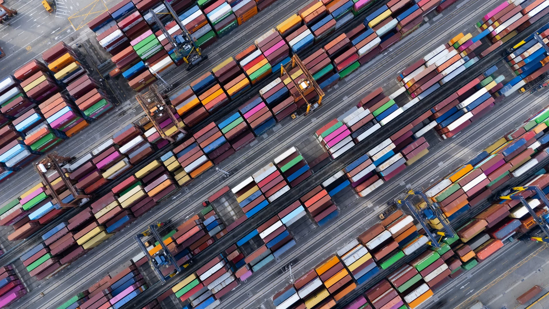 Luftaufnahme eines Containerhafens